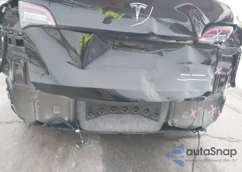 2023 Tesla Model Y Awd/Long Range Dual Motor All-Wheel Drive z USA, uszkodzony, nr VIN 7SAYGDEE0PF689630